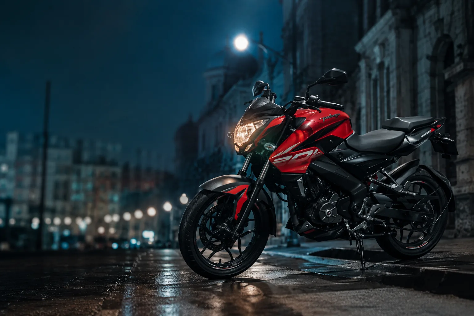 Una moto en una calle de la ciudad, de noche